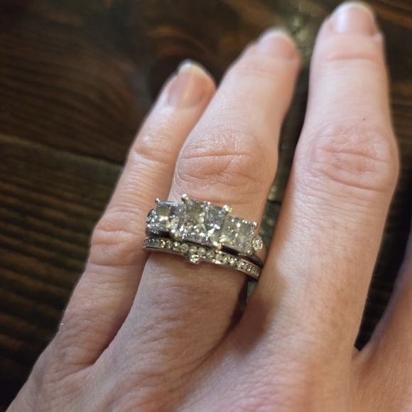 Elegant White Gold Princess Cut Diamond Ring - Picture 3 of 8